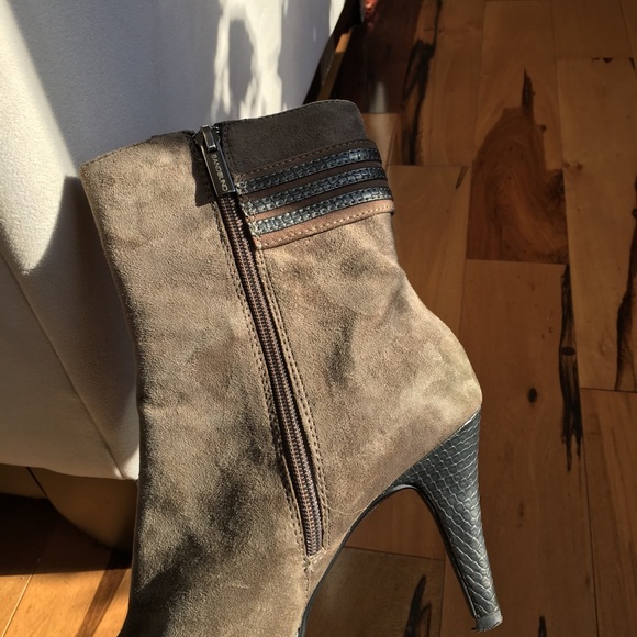 BANDOLINO BDCALLUNA Suede Heeled Booties 7 - Picture 2 of 10